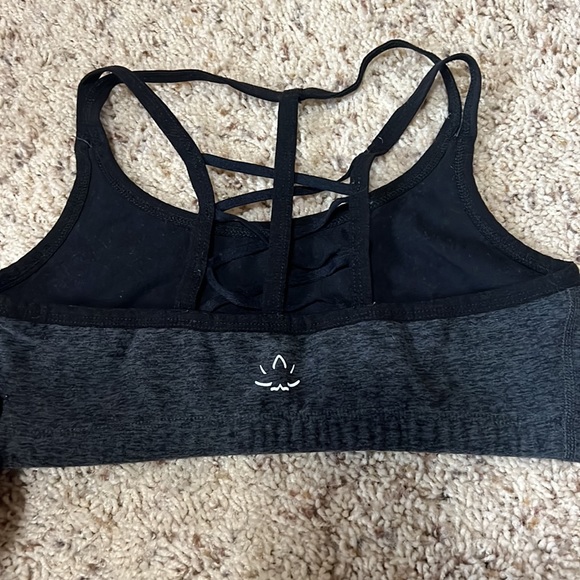 Hardly worn Beyond Yoga super soft strappy back sports bra in size S! - Picture 3 of 6
